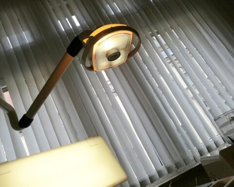 Zahnarztstuhl mit Patientenblick: Symbolisiert Änderungen im Gesundheitswesen und Krankenkassensystem.