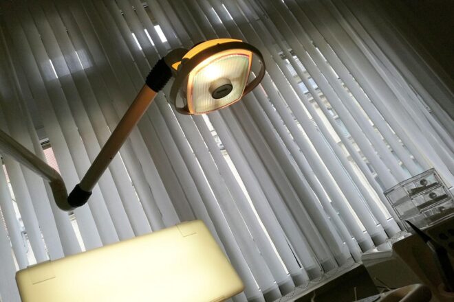 Zahnarztstuhl mit Patientenblick: Symbolisiert Änderungen im Gesundheitswesen und Krankenkassensystem.