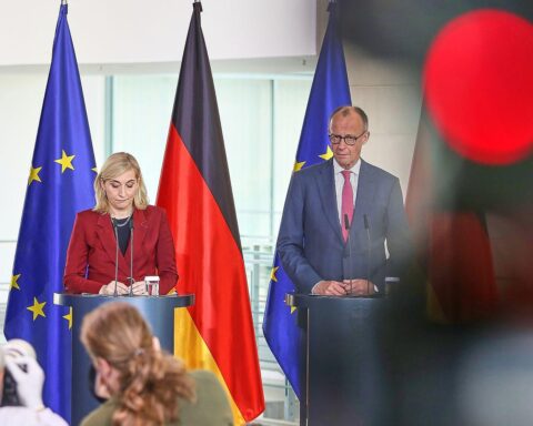 Friedrich Merz erläutert Gesundheitsreform, begleitet von Nina Warken, im Berliner Bundeskabinett.