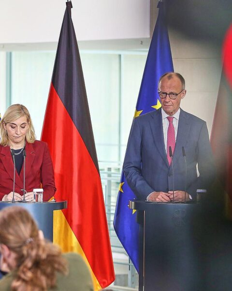 Friedrich Merz erläutert Gesundheitsreform, begleitet von Nina Warken, im Berliner Bundeskabinett.