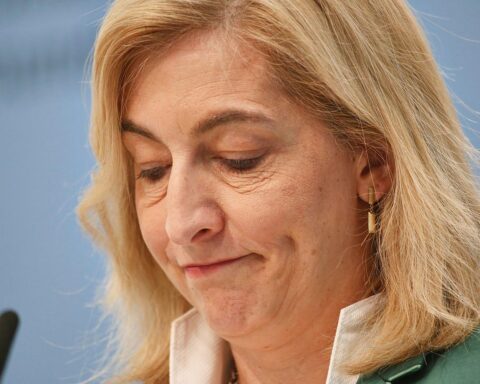 Nina Warken diskutiert Gesundheitsreform, Sorgen um Einsparungen und zukünftige Deckungslücken.