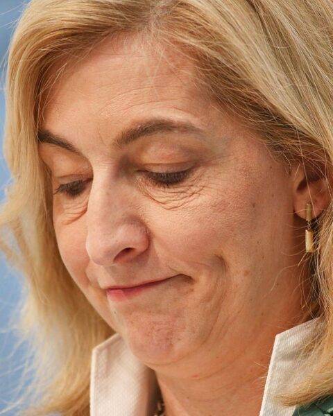 Nina Warken diskutiert Gesundheitsreform, Sorgen um Einsparungen und zukünftige Deckungslücken.