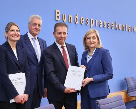 Gesundheitsministerin diskutiert Sparprogramm, Experten loben und kritisieren Vorschläge zur Beitragsbemessungsgrenze.