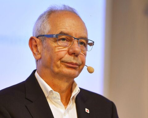 Michael Vassiliadis kritisiert Bundesregierung für Kommunikationsprobleme und fordert stärkere Zusammenarbeit mit Bevölkerung.