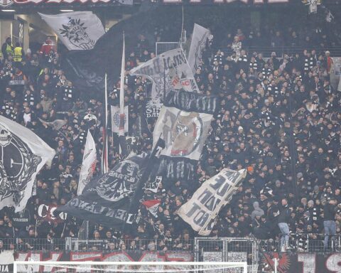 Eintracht Frankfurt und Goethe-Universität unterzeichnen Kooperation, feiern Zusammenarbeit im Sportmanagement.