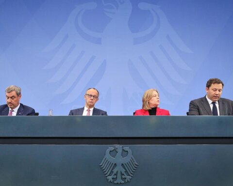 Pressekonferenz mit Politikern, Greenpeace-Vertretern, kritischen Äußerungen zu fossilen Brennstoffen.