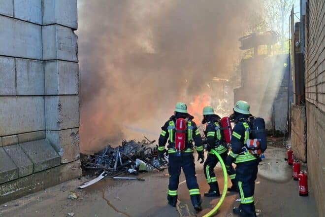 Großbrand in Bonner Recyclingbetrieb unter Kontrolle