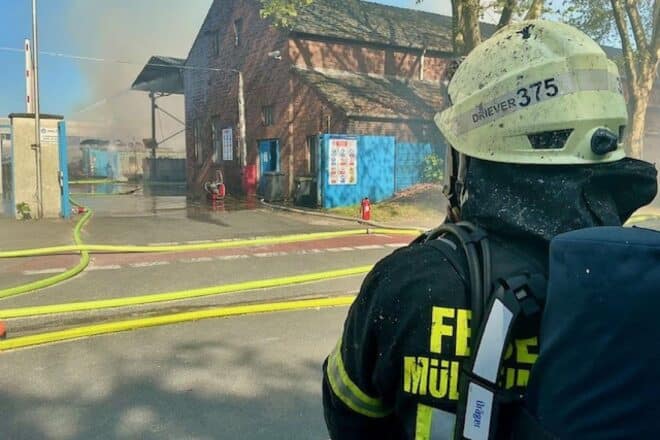 Großbrand in Mülheim an der Ruhr fordert Feuerwehr stundenlang
