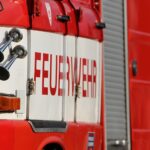 Brand eines Wohnhauses in Weingarten: Feuerwehr im Einsatz, Flammen und Löschfahrzeuge sichtbar.