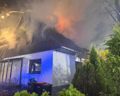 Brand zerstört zwei Häuser in Alveslohe, Feuerwehr im Großeinsatz, Bewohner unverletzt.