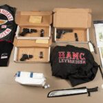 Polizei durchsucht Objekte, sichert Motorräder, Waffen und Drogen gegen organisierte Kriminalität.