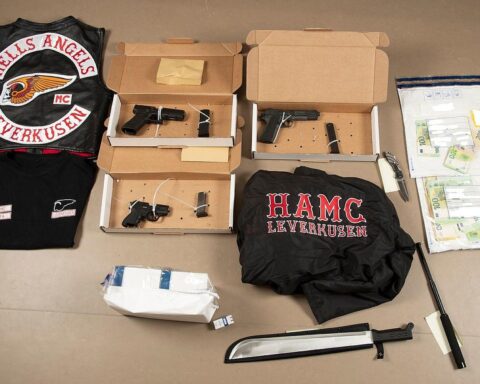 Polizei durchsucht Objekte, sichert Motorräder, Waffen und Drogen gegen organisierte Kriminalität.