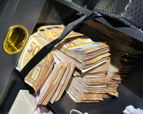 Razzia: Beamte zeigen sichergestelltes Bargeld, Waffen und Beweismittel gegen kriminelle Transportfirmen.