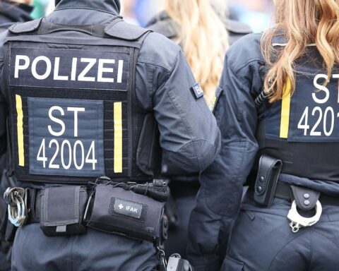 Polizeibeamte durchsuchen Objekte wegen Steuerhinterziehung im Palettenhandel; umfassende Ermittlungen gestartet.