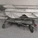 Ein Krankenhaus mit Ärzten, Symbol für die Herausforderungen im Gesundheitswesen und Selbstständigkeit.