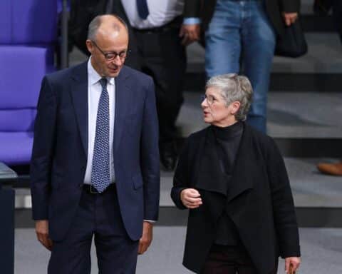 Friedrich Merz und Britta Haßelmann diskutieren über Regierungsführung und politische Verantwortung in Berlin.