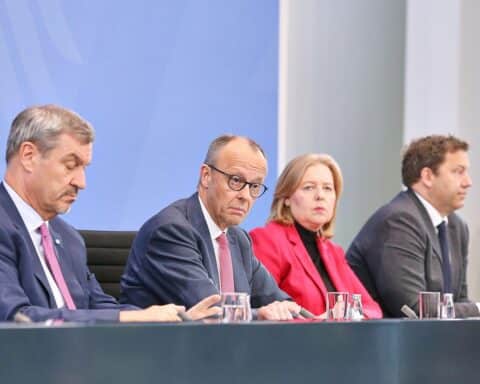Pressekonferenz mit Politikern, die über Klimageld und Energiepreisanpassungen diskutieren.
