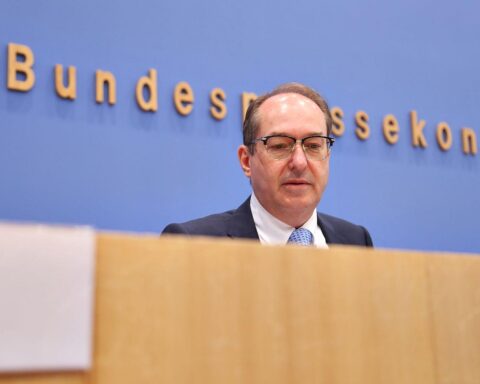 Alexander Dobrindt steht im Fokus der Grünen wegen möglicher Gehaltserhöhungen für Spitzenbeamte.