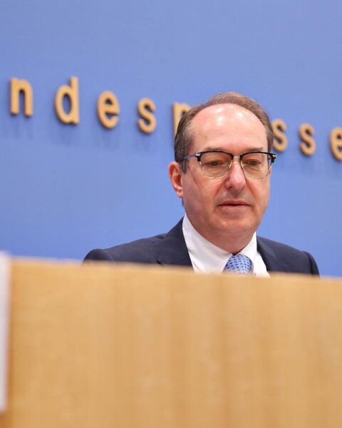 Alexander Dobrindt steht im Fokus der Grünen wegen möglicher Gehaltserhöhungen für Spitzenbeamte.