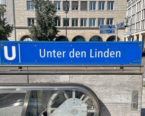 Frauenabteil in U-Bahn, symbolisiert Sicherheit und Schutz für Frauen im öffentlichen Nahverkehr.