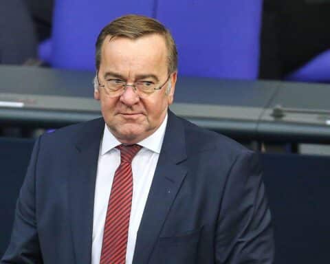 Boris Pistorius spricht zu Verteidigungsfragen, während Grüne mehr Maßnahmen fordern.