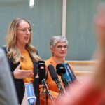 Grüne Politikerinnen präsentieren Reformvorschlag zur Senkung der Krankenkassenbeiträge in Berlin.