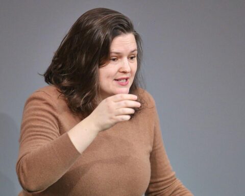 Sara Nanni kritisiert Merz für Trumps Drohung, Bild zeigt politische Diskussion im Bundestag.