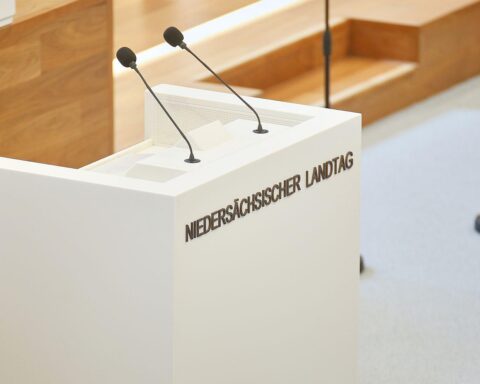 Niedersächsischer Landtag: Diskussion über Fluggastrechte, Digitalisierung und Lehrkräfteausbildung.