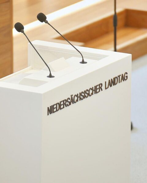 Niedersächsischer Landtag: Diskussion über Fluggastrechte, Digitalisierung und Lehrkräfteausbildung.