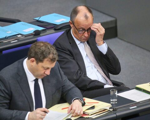 Lars Klingbeil und Friedrich Merz diskutieren über Regierungsarbeit im Bundestag, thematisiert in einem Artikel.