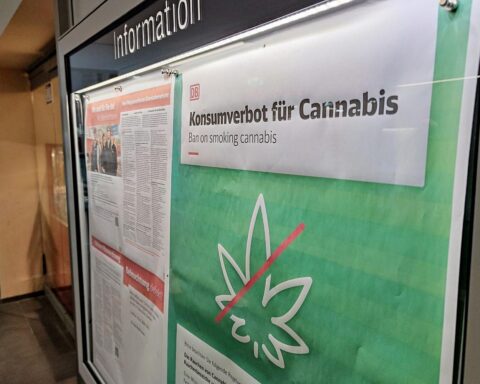 Bild zeigt Cannabisprodukte und Apotheken, symbolisiert den Graubereich und den Zugang zu Medizinalcannabis.