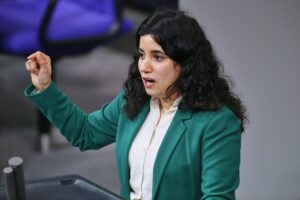 Misbah Khan verteidigt das Förderprogramm "Demokratie leben" gegen politische Kritik und Vorurteile.