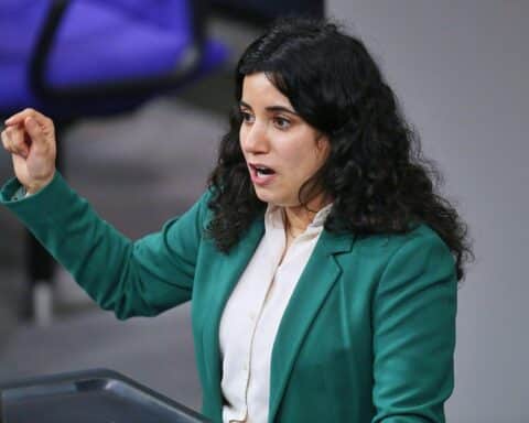 Misbah Khan verteidigt das Förderprogramm "Demokratie leben" gegen politische Kritik und Vorurteile.