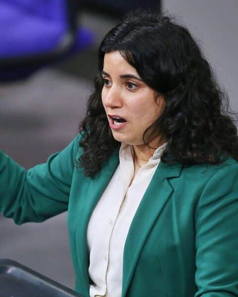 Misbah Khan verteidigt das Förderprogramm "Demokratie leben" gegen politische Kritik und Vorurteile.