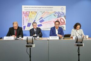 Pressekonferenz zur Bedeutung von Bargeld: Datenschutz, Wahlfreiheit und Grundrechte im Fokus.