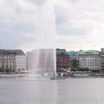 Bild einer Fontäne an der Binnenalster, symbolisiert nachhaltigen Tourismus und umweltfreundliches Reisen in Hamburg.