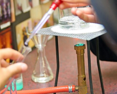 Labor mit Forschern und chemischen Geräten, Symbol für Hamburgs Exzellenz in der Wissenschaft.