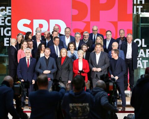 Gruppenfoto von SPD-Mitgliedern nach Krisensitzung, Fokus auf Einheit und Pragmatismus.