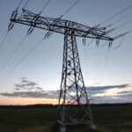 Strommast symbolisiert Diskussion über Energiesteuer und nachhaltige Transformation im Handwerk.