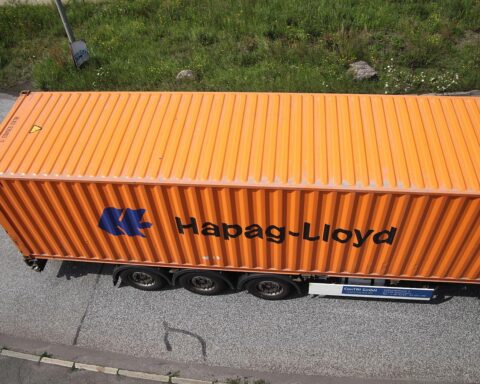 Ein Hapag-Lloyd-Schiff im Persischen Golf, umgeben von Spannungen und Sicherheitsbedenken.