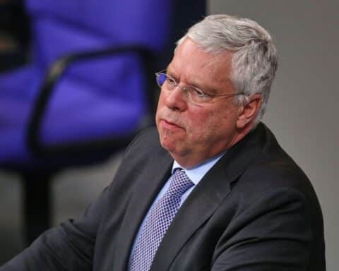 Jürgen Hardt diskutiert Waffenruhe und Verhandlungen zwischen USA und Iran im politischen Kontext.