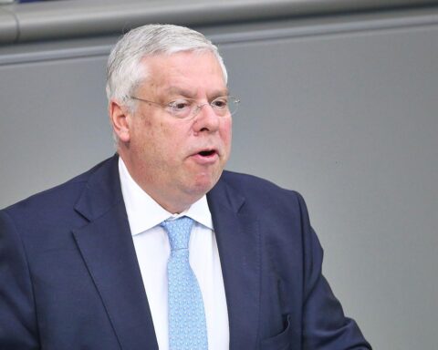 Jürgen Hardt diskutiert iranische Politik, Machtverhältnisse und geopolitische Verhandlungen mit USA und Israel.