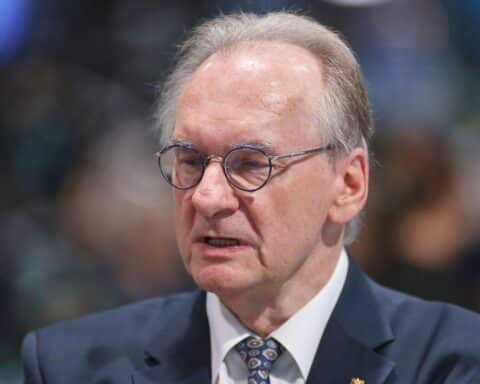 Reiner Haseloff spricht über Klimaziele und Wirtschaftslage in Deutschland, kritisiert langsame Entwicklungen.