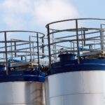 Öltanks und Containern symbolisieren die umstrittenen Rüstungsbeschaffungen der Bundeswehr in Deutschland.