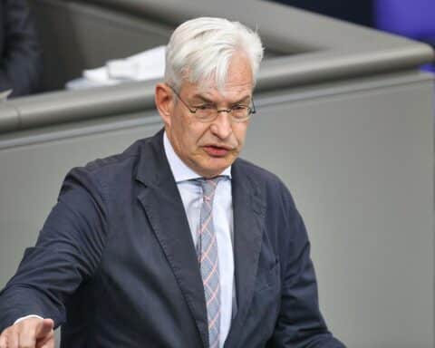 Mathias Middelberg fordert Sparmaßnahmen und Personalabbau für Bundeshaushalt 2027.