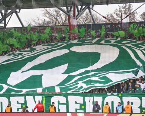 Bremen-Fans feiern vor dem Weserstadion, bereit für das Spiel gegen FC Augsburg.