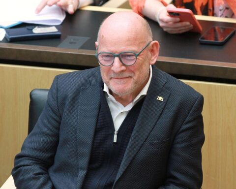 Winfried Hermann spricht auf Ostermarsch, kämpft gegen Militarisierung und setzt sich für Frieden ein.