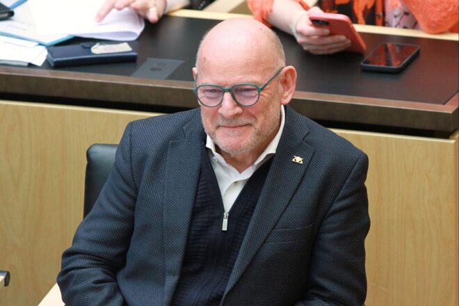 Winfried Hermann spricht auf Ostermarsch, kämpft gegen Militarisierung und setzt sich für Frieden ein.