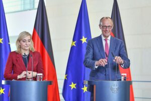 Nina Warken und Friedrich Merz diskutieren über die Gesundheitsreform und Krankenversicherungsfinanzierung.