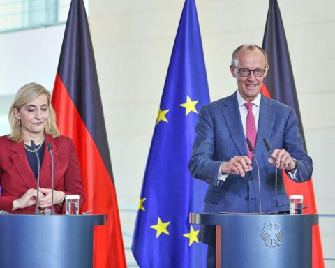 Nina Warken und Friedrich Merz diskutieren über die Gesundheitsreform und Krankenversicherungsfinanzierung.
